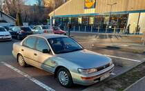 Toyota Corolla E100 Sedan aus dem Jahr 1992. Foto: März, 2022.