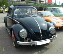 VW Typ 1  Käfer  aus dem Jahr 1953. In diesem Modelljahr schlug ein Standardkäfer mit einem Kaufpreis von DM 3790,00 zu Buche. Für ein Exportmodell waren DM 4600,00 und für ein Cabriolet sogar DM 5990,00 anzulegen. Der im Heck verbaute, gebläsegekühlte, Vierzylinderboxermotor hat einen Hubraum von 1131 cm³ und leistet 25 PS. Mit einer Höchstgeschwindigkeit von 105 km/h konnte man zu diesem Zeitpunkt auf deutschen Autobahnen gut  mitschwimmen . Oldtimertreffen an der  Alten Dreherei  in Mülheim an der Ruhr am 18.06.2023.