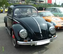 VW Typ 1  Käfer  aus dem Jahr 1953. In diesem Modelljahr schlug ein Standardkäfer mit einem Kaufpreis von DM 3790,00 zu Buche. Für ein Exportmodell waren DM 4600,00 und für ein Cabriolet sogar DM 5990,00 anzulegen. Der im Heck verbaute, gebläsegekühlte, Vierzylinderboxermotor hat einen Hubraum von 1131 cm³ und leistet 25 PS. Mit einer Höchstgeschwindigkeit von 105 km/h konnte man zu diesem Zeitpunkt auf deutschen Autobahnen gut  mitschwimmen . Oldtimertreffen an der  Alten Dreherei  in Mülheim an der Ruhr am 18.06.2023.