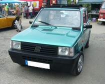 Fiat Panda der Seria 2. Der  Millionenseller  Fiat Panda kam im Jahr 1980 auf den Markt. Hier konnte ein Panda der zweiten Generation, wie er von 1986 bis 1991 gebaut wurde, abgelichtet werden. Es gab die Modelle Panda 750 (769 cm³/34 PS), Panda 1000 (999 cm³/44 PS), Panda 900 (899 cm³/40 PS) und den Panda 1100 (1099 cm³/50 PS). Die Alufelgen auf diesem Auto gehören allerdings zum Fiat Cinquecento der Modelljahre 1991 bis 1999. Oldtimertreffen an der  Alten Dreherei  in Mülheim an der Ruhr am 18.06.2023.