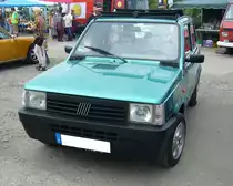 Fiat Panda der Seria 2. Der  Millionenseller  Fiat Panda kam im Jahr 1980 auf den Markt. Hier konnte ein Panda der zweiten Generation, wie er von 1986 bis 1991 gebaut wurde, abgelichtet werden. Es gab die Modelle Panda 750 (769 cm³/34 PS), Panda 1000 (999 cm³/44 PS), Panda 900 (899 cm³/40 PS) und den Panda 1100 (1099 cm³/50 PS). Die Alufelgen auf diesem Auto gehören allerdings zum Fiat Cinquecento der Modelljahre 1991 bis 1999. Oldtimertreffen an der  Alten Dreherei  in Mülheim an der Ruhr am 18.06.2023.
