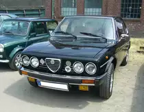 Alfa Romeo Alfetta 1.8 Limousine, gebaut in den Jahren von 1972 bis 1984. Alfetta = Kleiner Alfa, so hießen schon in den 1950er Jahren die Rennwagen von Alfa Romeo. Auch diese viertürige Alfa Romeo Limousine hatte sportliches Temperament. Hier wurde ein Modell bis Baujahr 1977 abgelichtet. Dieses ist an den runden Frontscheinwerfern zu erkennen. Die Alfetta war in etlichen Motorisierungen als Benziner oder Dieselfahrzeug lieferbar. Die hier gezeigte Alfetta ist ein 1.8´er. Der Vierzylinderreihenmotor hat einen Hubraum von 1779 cm³ und leistet 122 PS. Oldtimertreffen an der  Alten Dreherei  in Mülheim an der Ruhr am 18.06.2023.