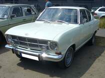 Opel Kadett B Coupe, gebaut in Bochum von 1965 bis 1970. Hier wurde ein so genanntes  Kiemencoupe  im Farbton lotusweiß abgelichtet. Der Vierzylinderreihenmotor mit einem Hubraum von 1078 cm³ leistet, je nach Vergaserbestückung, 45 PS, 55 PS oder sogar 60 PS. Oldtimertreffen an der  Alten Dreherei  in Mülheim an der Ruhr am 18.06.2023.