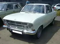 Opel Kadett B Coupe, gebaut in Bochum von 1965 bis 1970. Hier wurde ein so genanntes  Kiemencoupe  im Farbton lotusweiß abgelichtet. Der Vierzylinderreihenmotor mit einem Hubraum von 1078 cm³ leistet, je nach Vergaserbestückung, 45 PS, 55 PS oder sogar 60 PS. Oldtimertreffen an der  Alten Dreherei  in Mülheim an der Ruhr am 18.06.2023.
