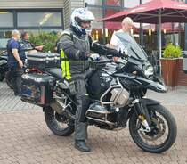 =BMW GS steht zur geführten Tour am Konrad-Zuse-Hotel in Hünfeld,07-2022