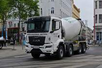 MAN Betonmischer, von PERLMOOSER Beton, gesehen in den Straen von Wien. 06.2023