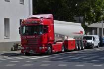 Scania R 450, Tanksattelzug, von APK, aufgenommen in den Straen von Graz. 06.2023 