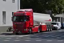 Scania R 450, Tanksattelzug, von APK, aufgenommen in den Stra�en von Graz. 06.2023 