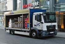 MAN Kastenaufbau, von Wieselburger Bier, aufgenommen in den Straen von Wien, wo er einen Kunden beliefert. 06.2023 