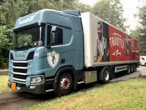 Scania Sattelzug der auch als Tourtruck bei Traufder Konzerten unterwegs war am 30.6.23 an der Hauptstrasse bei Münchenbuchsee parkiert.