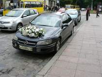 Opel Omega als Hochzeitwagen fotografiert in Lviv, Ukraine 30-05-2009