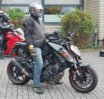 =KTM steht abfahrbereit zur geführten Tour am Konrad- Zuse-Hotel in Hünfeld, 07-2022