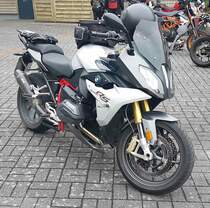 =BMW R 1200 steht abfahrbereit zur geführten Tour am Konrad- Zuse-Hotel in Hünfeld, 07-2022