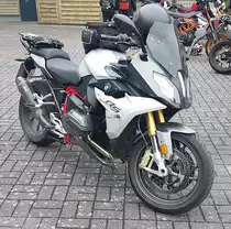 =BMW R 1200 steht abfahrbereit zur geführten Tour am Konrad- Zuse-Hotel in Hünfeld, 07-2022