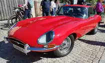 =Jaguar E-Type, steht zur Präsentation der Rennteilnehmer des Rossbergrennens  Edelweiss-Bergpreis  2022 im Markt Berchtesgaden.