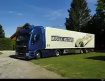Schweizer Arme - IVECO M 50821 Sattelschlepper mit Werbung für die Schweizer Militär Musik abgestellt in Kappelen/BE am 01.07.2023