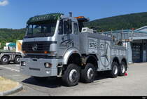 Mercedes LKW Abschlepper ausgestellt am Strassenrand in Develier am 24.06.2023