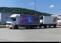 Mercedes Hängerzug mit Werbung für eine Fahrschule abgestellt in Devleier am 24.06.2023