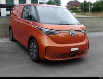 VW ID BUZZ abgestellt am Strassenrand in Ostermundigen am 01.07.2023