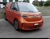 VW ID BUZZ abgestellt am Strassenrand in Ostermundigen am 01.07.2023