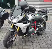 =BMW R 1200 steht abfahrbereit zur geführten Tour am Konrad- Zuse-Hotel in Hünfeld, 07-2022