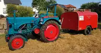 =Früher in vielen Dörfern auzutreffen: landwirtschaftliches Zugfahrzeug und der Feuerwehranhänger mit der TS, ausgestellt anl. des Feuerwehrfestes der Freiwilligen Feuerwehr PETERSBERG-MARBACH, im Juli 2023