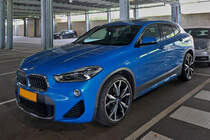 BMW X2, aufgenommen in einer Parkgarage. 07.2023
