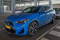 BMW X2, aufgenommen in einer Parkgarage. 07.2023