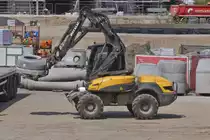 Mecalac M 12 MTX Radlader, entl�dt einen LKW an einer Baustelle. 07.2023 