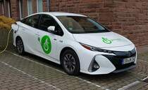 =Toyota Prius steht  angeleint  in Michelstadt, 12-2022