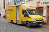 =Iveco Daily von DHL DEUTSCHE POST auf Zustelltour in Erbach, 12-2022