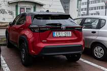 Rückansicht: roter Toyota Yaris Cross (Emotional Red heißt die Farbe). Foto: 12.2021.