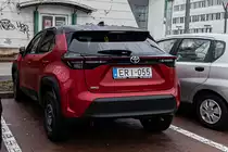 Rückansicht: roter Toyota Yaris Cross (Emotional Red heißt die Farbe). Foto: 12.2021.