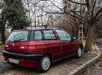 Rückansicht: roter Alfa-Romeo 145 (Rosso Proteo heißt die Farbe). Foto: 12.2021.
