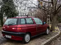 Rückansicht: roter Alfa-Romeo 145 (Rosso Proteo heißt die Farbe). Foto: 12.2021.