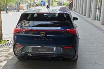 Heckansicht eines Cupra Born, gesehen auf dem Brgersteig in Belval Universit. 07.2023