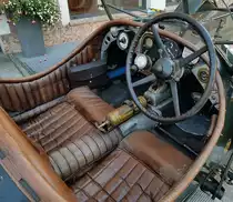 =Blick in den Fahrzeuginnenraum des Wolseley Hornet Special, Bj. 1933, 1604 ccm, 65 PS, anl. der Präsentation der Rennteilnehmer des Rossbergrennens  Edelweiss-Bergpreis  2022 im Markt Berchtesgaden.