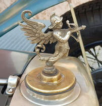 =Kühlerfigur des Wolseley Hornet Special, Bj. 1933, 1604 ccm, 65 PS, gesehen anl. der Präsentation der Rennteilnehmer des Rossbergrennens  Edelweiss-Bergpreis  2022 im Markt Berchtesgaden.