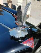 =Kühlerfigur des Alvis 12/70, Bj. 1939, 1848 ccm, 100 PS, gesehen bei der Präsentation der Rennteilnehmer des Rossbergrennens  Edelweiss-Bergpreis  2022 im Markt Berchtesgaden. 