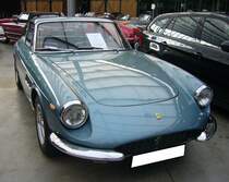 Ferrari 330GTC aus dem Jahr 1968 im Farbton azzuro metallizzato. Gebaut wurde der 330GTC in den Jahren von 1966 bis 1968. Dieses luxuriöse Coupe wurde auf dem Genfer Salon des Jahres 1966 vorgestellt. Circa. 600 dieser Coupes verließen die Werkshallen in Maranello. Angetrieben wird der Wagen von einem V12-Frontmotor, der aus einem Hubraum von 3967 cm³ genau 300 PS leistet. Die Höchstgeschwindigkeit beträgt gemäß Werksangabe 245 km/h. Classic Remise Düsseldorf am 12.07.2023.
