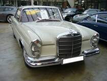 Mercedes Benz W111/3 220 SEb Coupe, produziert in den Jahren von 1961 bis 1965. Ein solches Coupe kostete bei seiner Markteinführung im Jahr 1961 mindestens DM 25.500,00. Der Sechszylinderreihenmotor hat einen Hubraum von 2.195 cm³ und leistet 120 PS. Das gezeigte Coupe wurde 1965, also dem letzten Modelljahr dieser Baureihe, produziert. Zusätzlich ist das Auto mit einem Automaticgetriebe ausgerüstet. Classic Remise Düsseldorf am 12.07.2023.