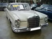 Mercedes Benz W111/3 220 SEb Coupe, produziert in den Jahren von 1961 bis 1965. Ein solches Coupe kostete bei seiner Markteinführung im Jahr 1961 mindestens DM 25.500,00. Der Sechszylinderreihenmotor hat einen Hubraum von 2.195 cm³ und leistet 120 PS. Das gezeigte Coupe wurde 1965, also dem letzten Modelljahr dieser Baureihe, produziert. Zusätzlich ist das Auto mit einem Automaticgetriebe ausgerüstet. Classic Remise Düsseldorf am 12.07.2023.