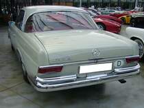 Heckansicht eines Mercedes Benz W111/3 220SEb aus dem Jahr 1965. Classic Remise Düsseldorf am 12.07.2023.