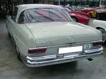 Heckansicht eines Mercedes Benz W111/3 220SEb aus dem Jahr 1965. Classic Remise Düsseldorf am 12.07.2023.
