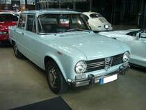 Alfa Romeo Giulia 1300ti, gebaut in den Jahren von 1966 bis 1972. Mit der viertürigen Giulia hatte Alfa Romeo ab 1962 einen Verkaufsschlager gelandet. Es gab zum Verkaufsstart zwei Motorisierungen mit 1.3l und 1.6l Hubraum. Mit dem 1300 ti brachten die Marke aus Milano ein sportliches Modell für den weniger betuchten Kunden auf den Markt. Der Vierzylinderreihenmotor mit doppelter Nockenwelle hat einen Hubraum von 1290 cm³ und leistet 82 PS. Classic Remise Düsseldorf am 12.07.2023.