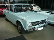 Alfa Romeo Giulia 1300ti, gebaut in den Jahren von 1966 bis 1972. Mit der viertürigen Giulia hatte Alfa Romeo ab 1962 einen Verkaufsschlager gelandet. Es gab zum Verkaufsstart zwei Motorisierungen mit 1.3l und 1.6l Hubraum. Mit dem 1300 ti brachten die Marke aus Milano ein sportliches Modell für den weniger betuchten Kunden auf den Markt. Der Vierzylinderreihenmotor mit doppelter Nockenwelle hat einen Hubraum von 1290 cm³ und leistet 82 PS. Classic Remise Düsseldorf am 12.07.2023.