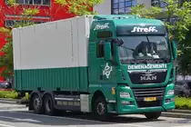 MAN Containerfahrzeug des Umzugsunternehmens Streff, gesehen in den Stra�en von Belval Universit�. 07.2023