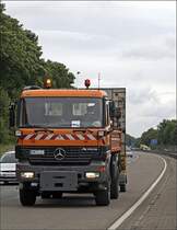 Mercedes Actros 1831 mit fahrbarer Absperrtafel auf der A46.
