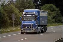 Alter Schwede: SCANIA HAUBER 164L \8/ 480PS der Spedition HERMESMANN. Ausgestattet mit Bullenfnger, Lampenbgel, Sidepipe, Peilstab mit Positionsleuchte und Michelinmnchen.