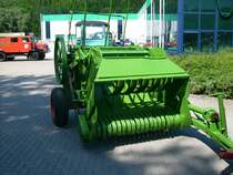 Frisch restaurierte Fortschritt Strohpresse beim Umzug zum Heimatfest